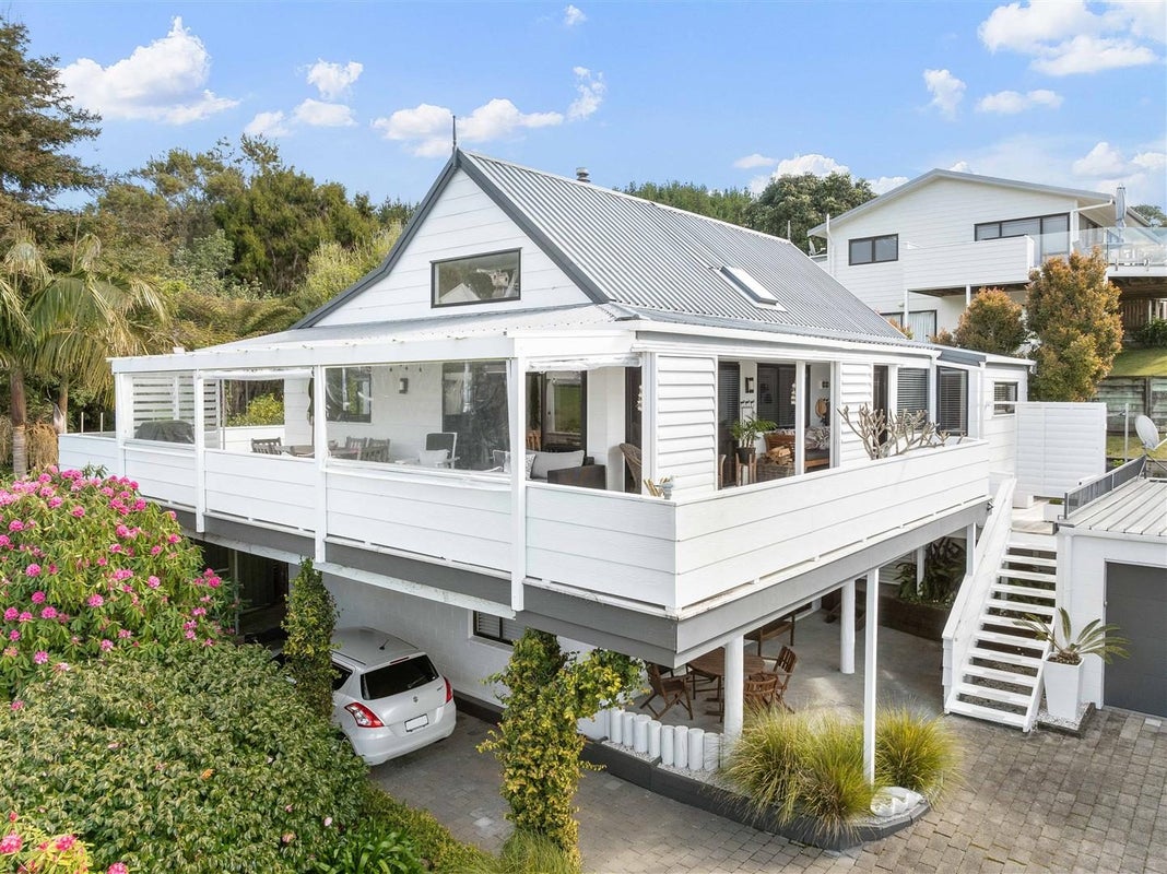 215B Russell Bruce Place, Onemana, Whangamata - Carousel 1