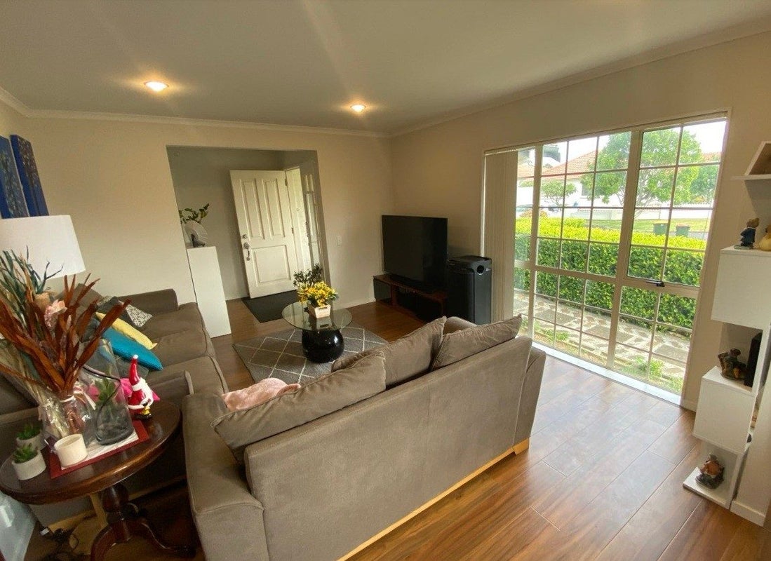 17 Palmcrest Grove, Highland Park, Auckland - Carousel 2
