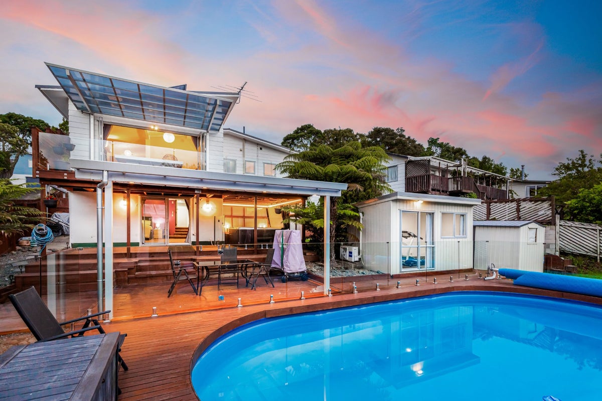 27 Autumn Avenue, Glen Eden, Auckland - Carousel 2