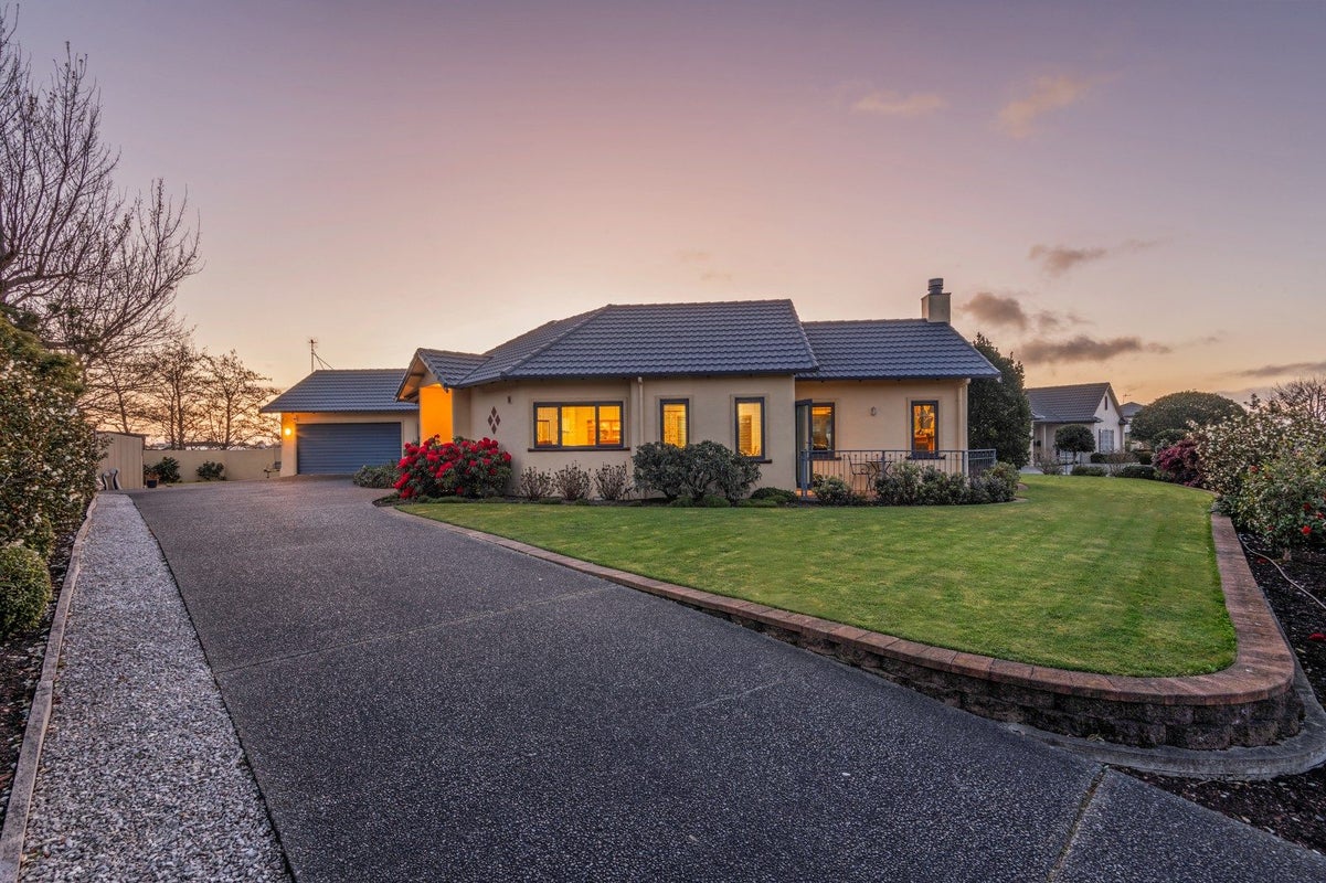 33 Cashmere Drive, Fitzherbert, Palmerston North - Carousel 1