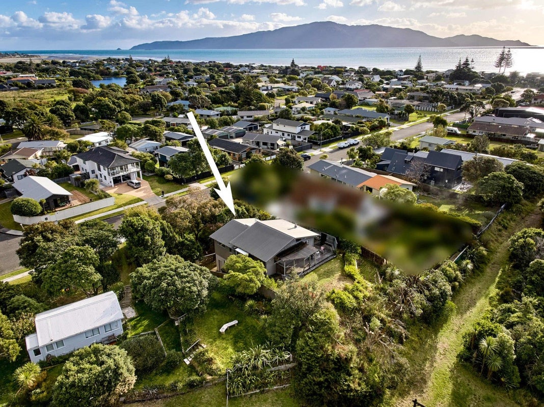 35 Eruini Street, Waikanae Beach, Waikanae - Carousel 21