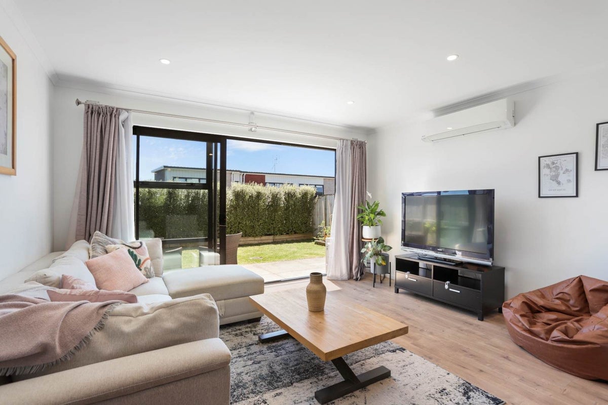 20 Vincent McGrath Crescent, Swanson, Auckland - Carousel 2