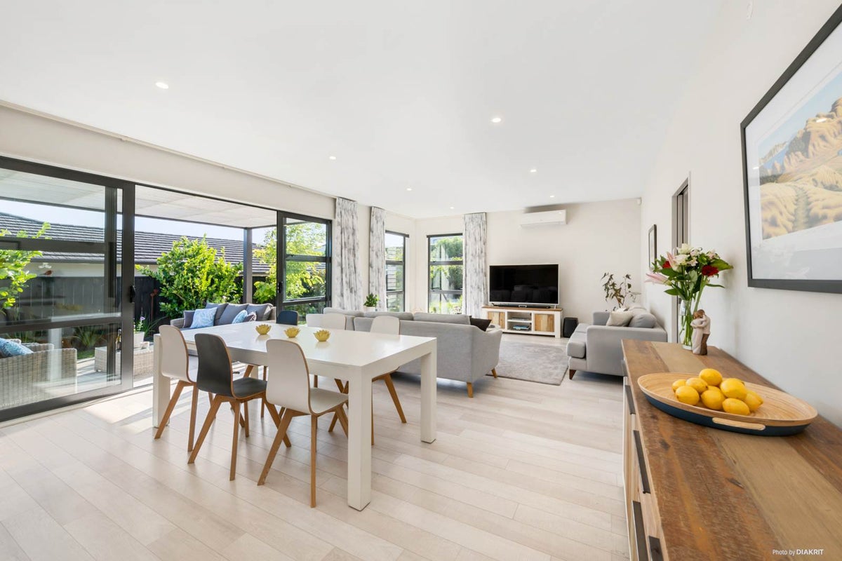 10 Lydiard Place, Beachlands, Auckland - Carousel 2