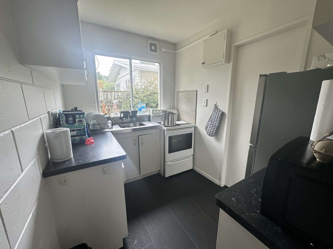 1/12 Wood Street, Wallaceville, Upper Hutt - Carousel 2