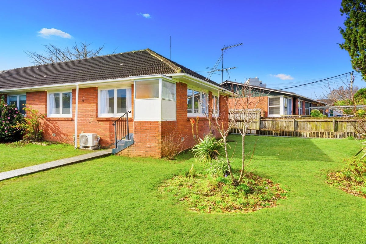 1/1 Brook Street, Milford, Auckland - Carousel 2
