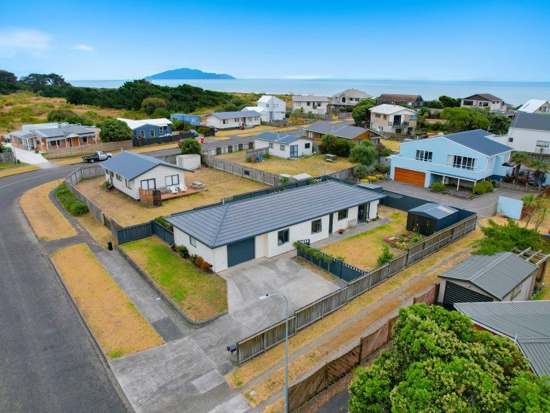 25 Scott Avenue, Otaki Beach, Otaki - Carousel 1