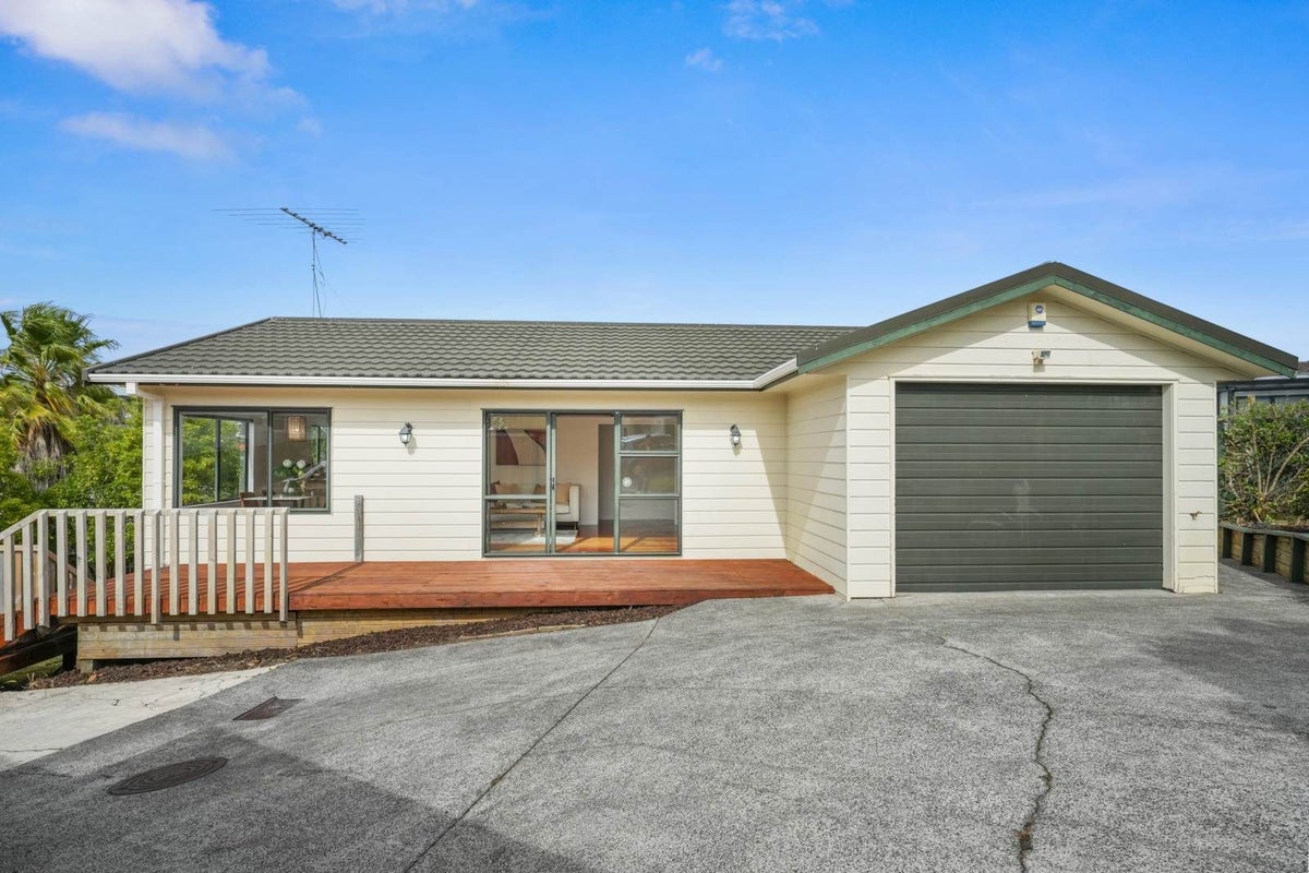 11 Breenagh Place, Massey, Auckland - Carousel 2