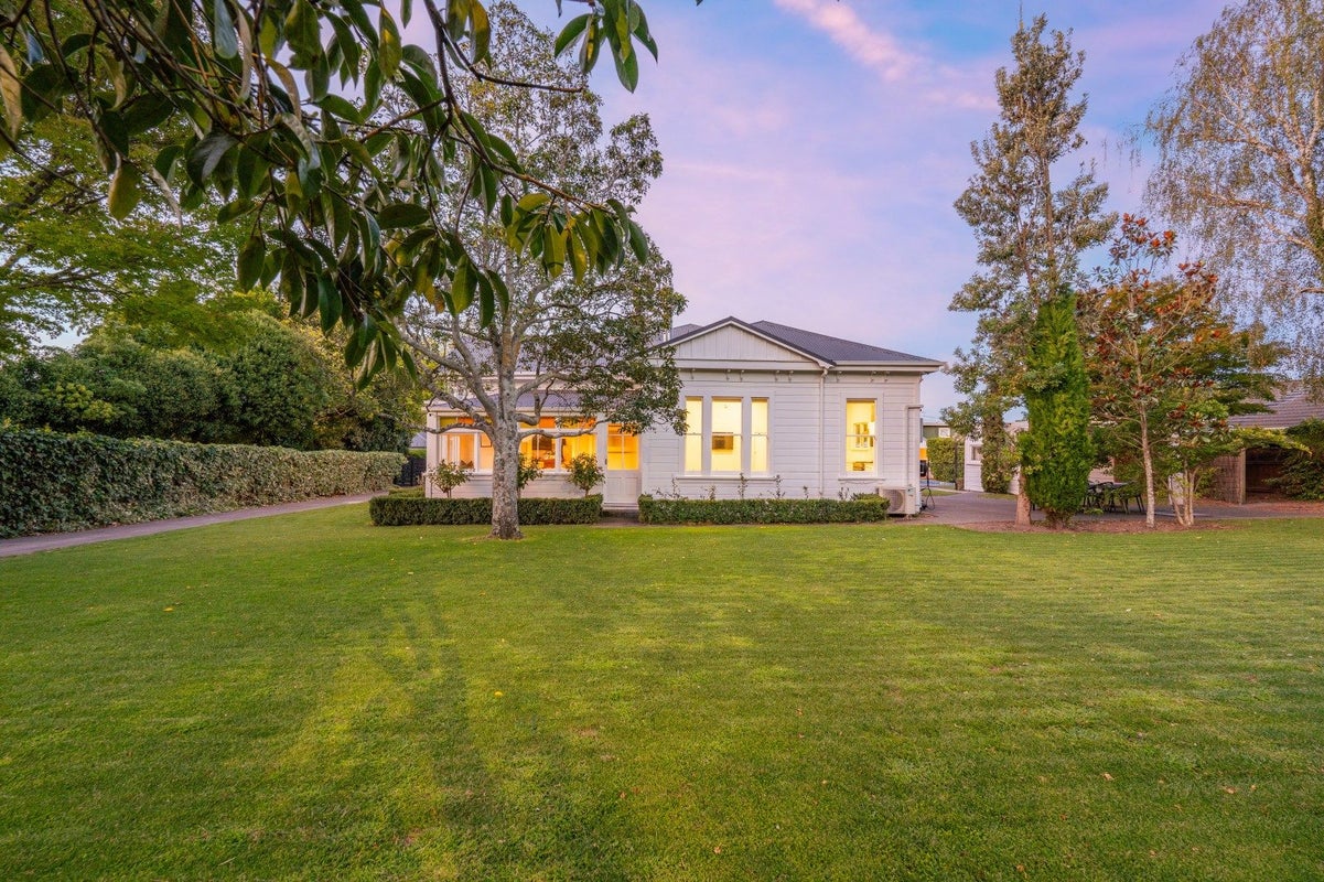 129 Te Mata Road, Havelock North, Havelock North - Carousel 21
