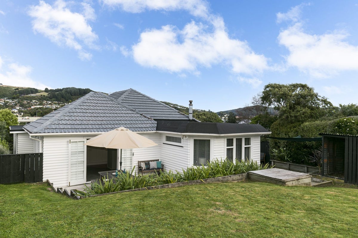 11 Coates Street, Tawa, Wellington - Carousel 1