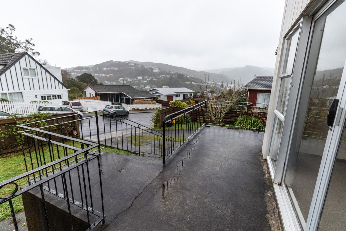 43 Thurleigh Grove, Karori, Wellington - Carousel 24