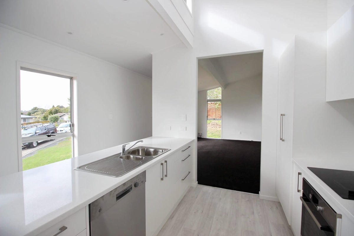 16 Celeste Place, Totara Vale, Auckland - Carousel 2
