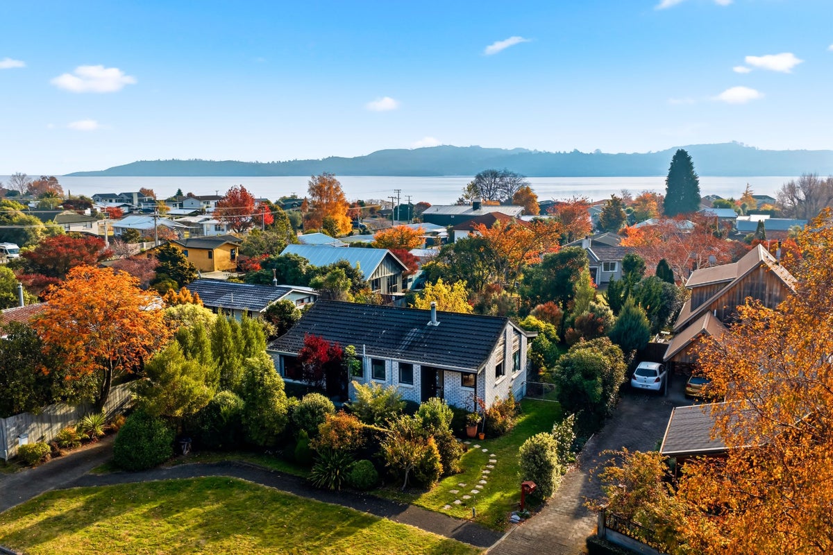 32 Charles Crescent, Rainbow Point, Taupo - Carousel 1