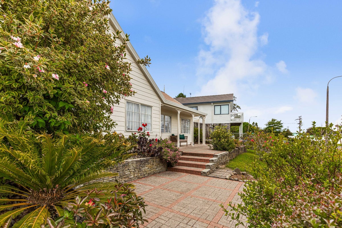 72 Garton Drive, Massey, Auckland - Carousel 2