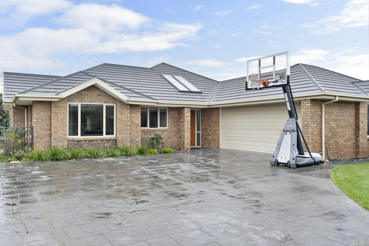 11 Springside Place, Redwood, Christchurch - Carousel 1