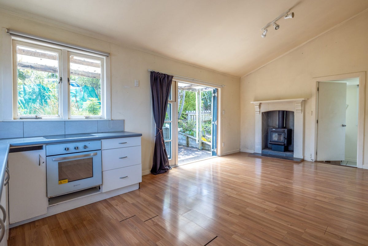 8 Wellington Road, Surfdale, Waiheke Island - Carousel 2