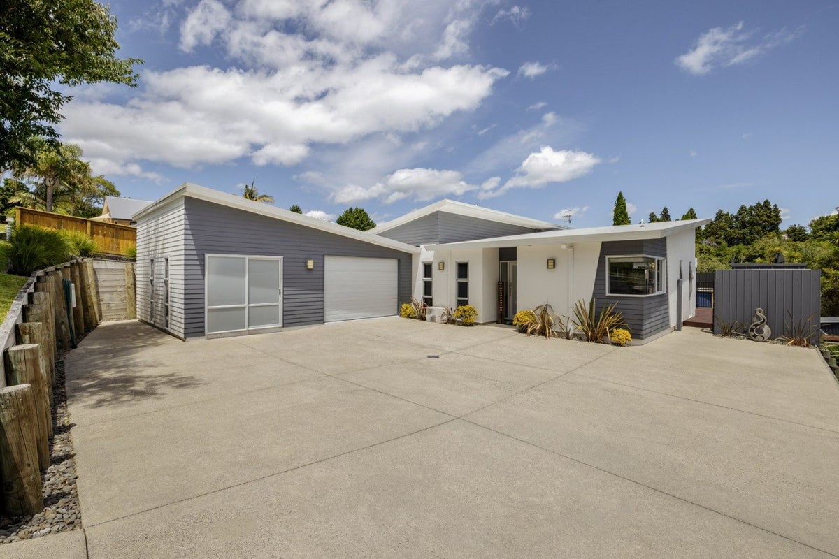 39 Kinloch Drive, Bethlehem, Tauranga - Carousel 1