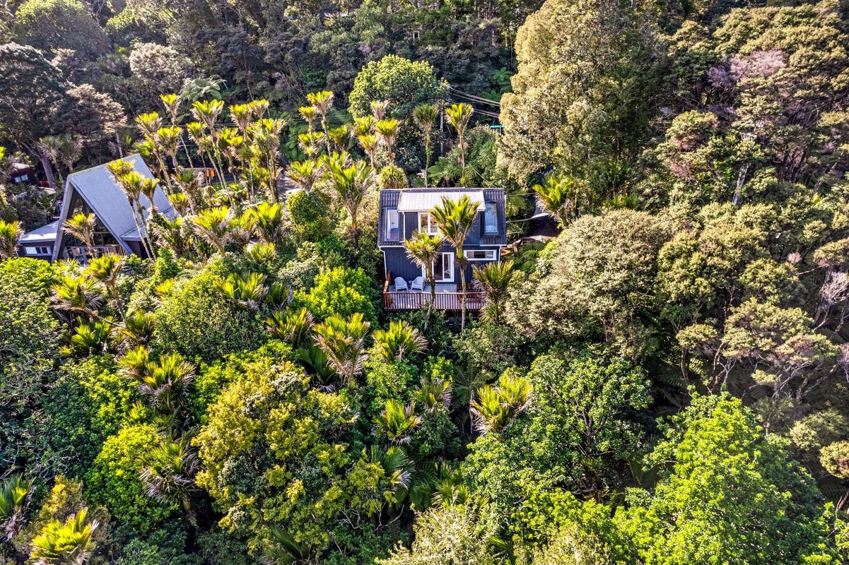 33 Tainui Road, Titirangi, Auckland - Carousel 1