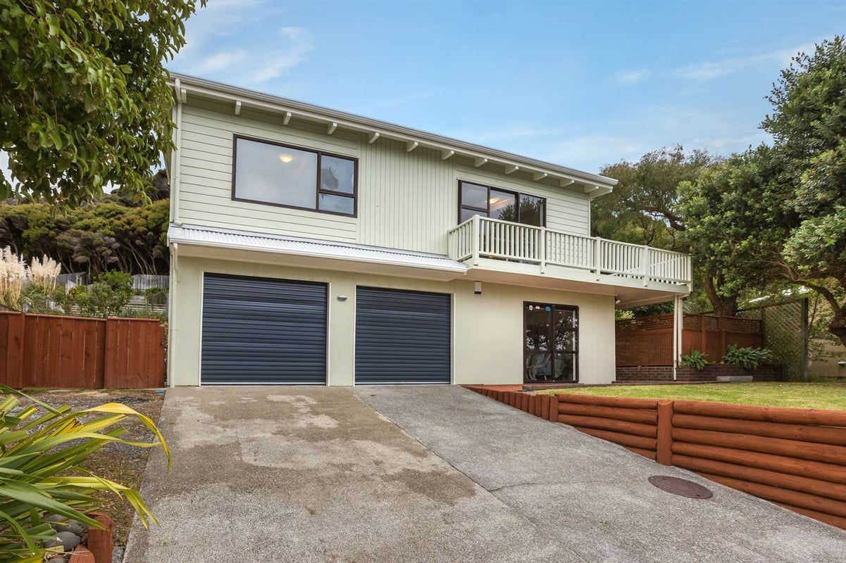 16 Kinloch Place, Papakowhai, Porirua - Carousel 1