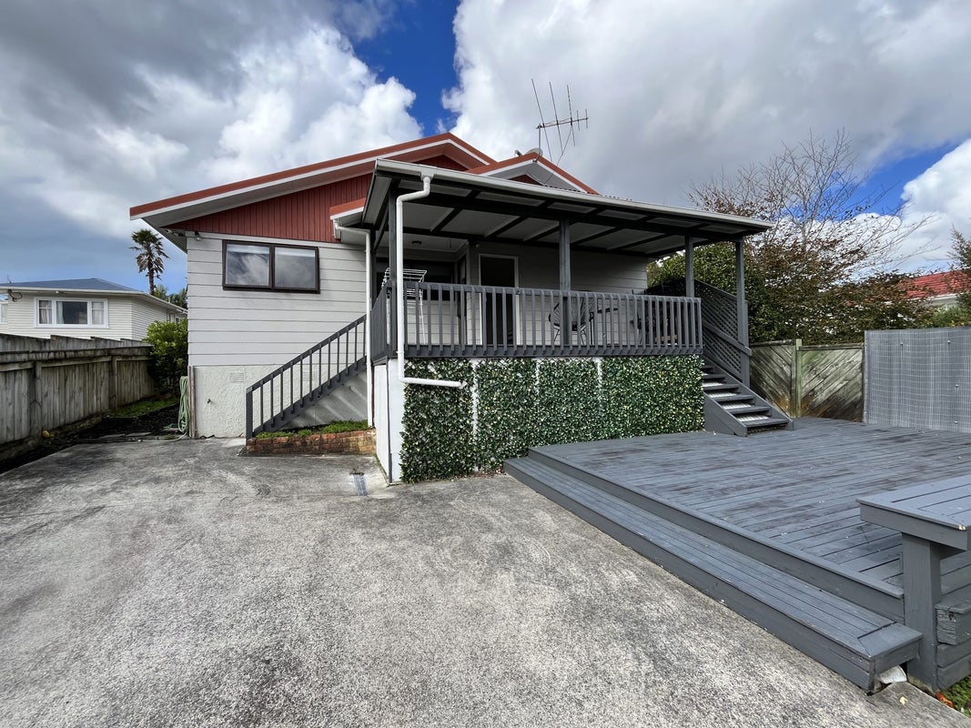 1/219 Glenfield Road, Hillcrest, Auckland - Carousel 1