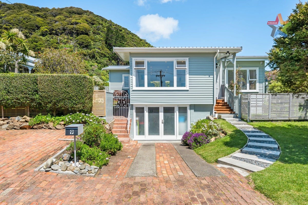 9 Puriri Street, Eastbourne, Lower Hutt - Carousel 1