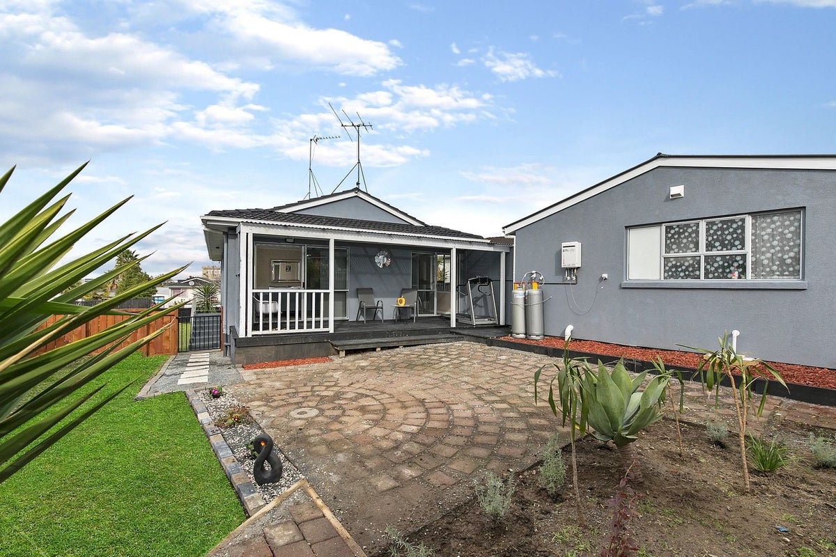 8 Hyperion Drive, Randwick Park, Auckland - Carousel 1