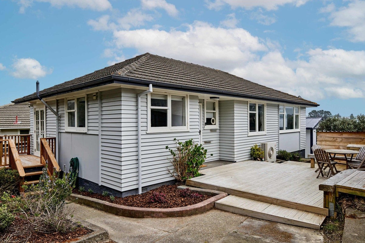 15 Penguin Grove, Waitangirua, Porirua - Carousel 1