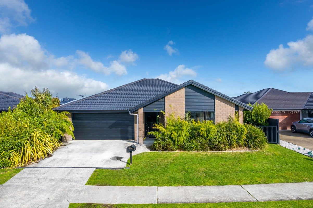 8 Ladeira Place, Fitzroy, Hamilton - Carousel 1