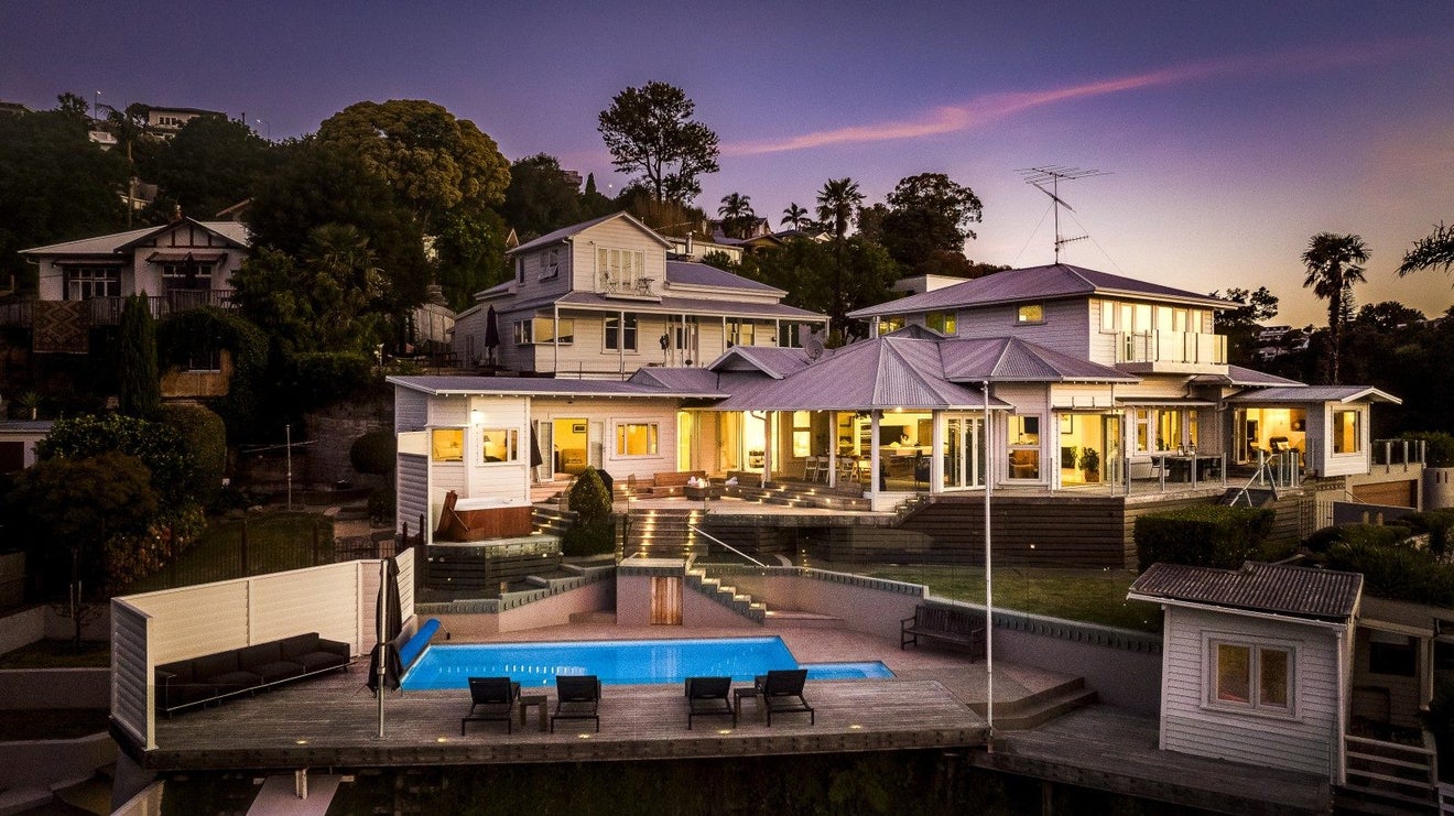 8 Kowhai Road, Bluff Hill, Napier - Carousel 1
