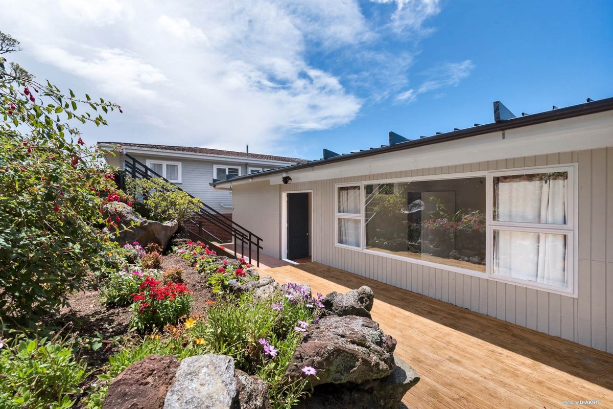 19 Speedy Crescent, Hillcrest, Auckland - Carousel 1