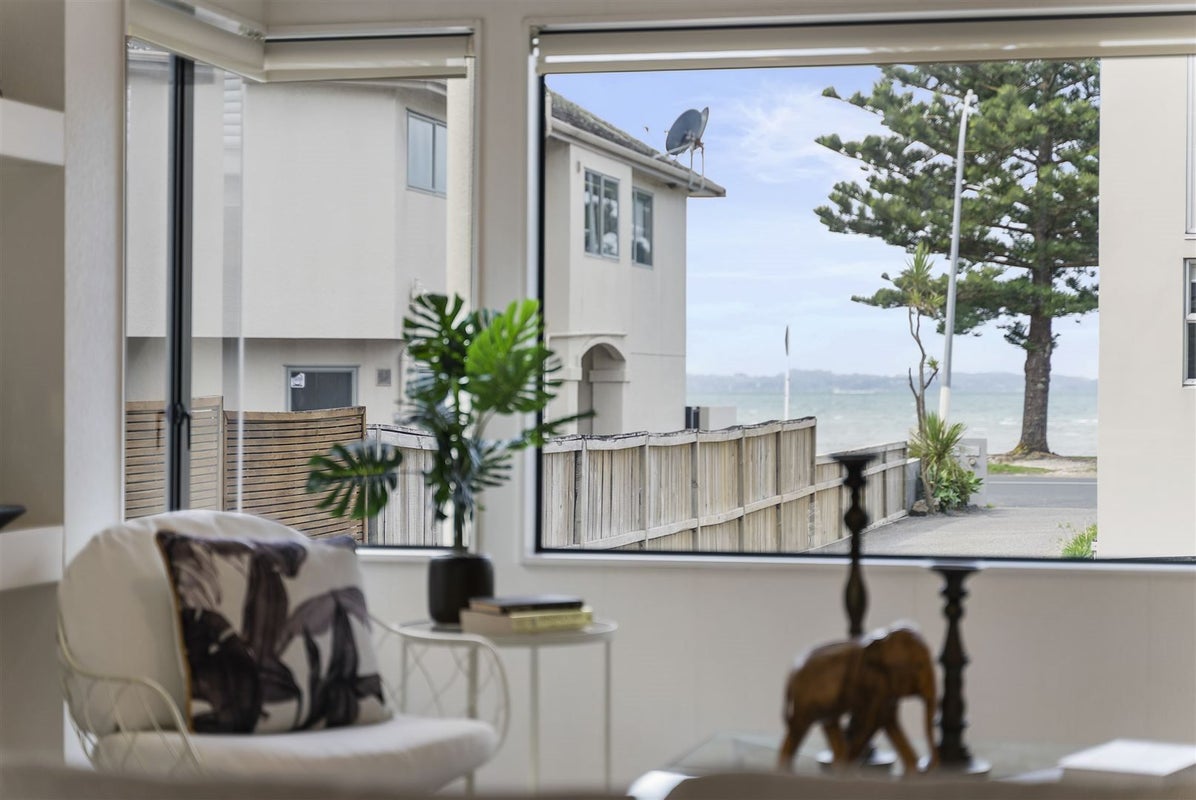 22 The Esplanade, Eastern Beach, Auckland - Carousel 2