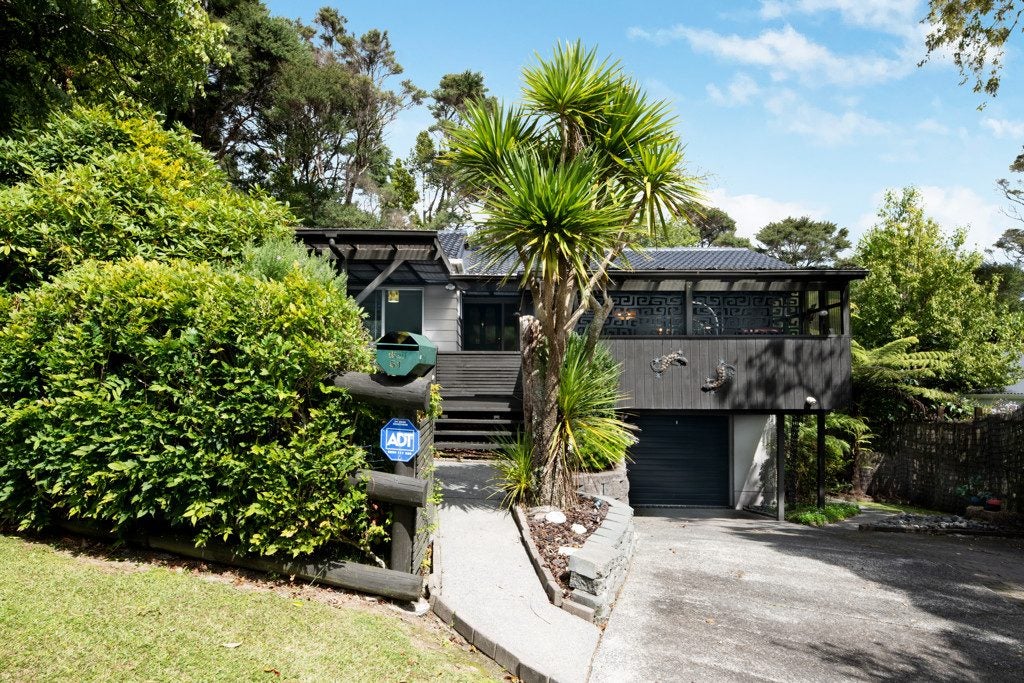 51 Onedin Place, Titirangi, Auckland - Carousel 1