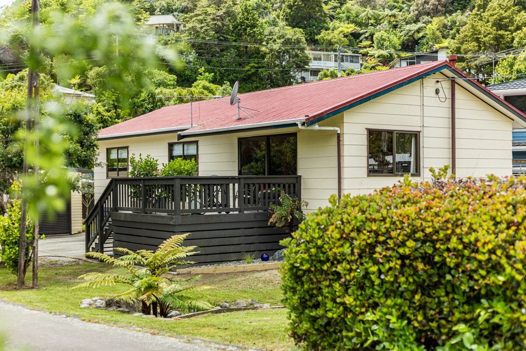 17 Forest Road, Pinehaven, Upper Hutt - Carousel 1