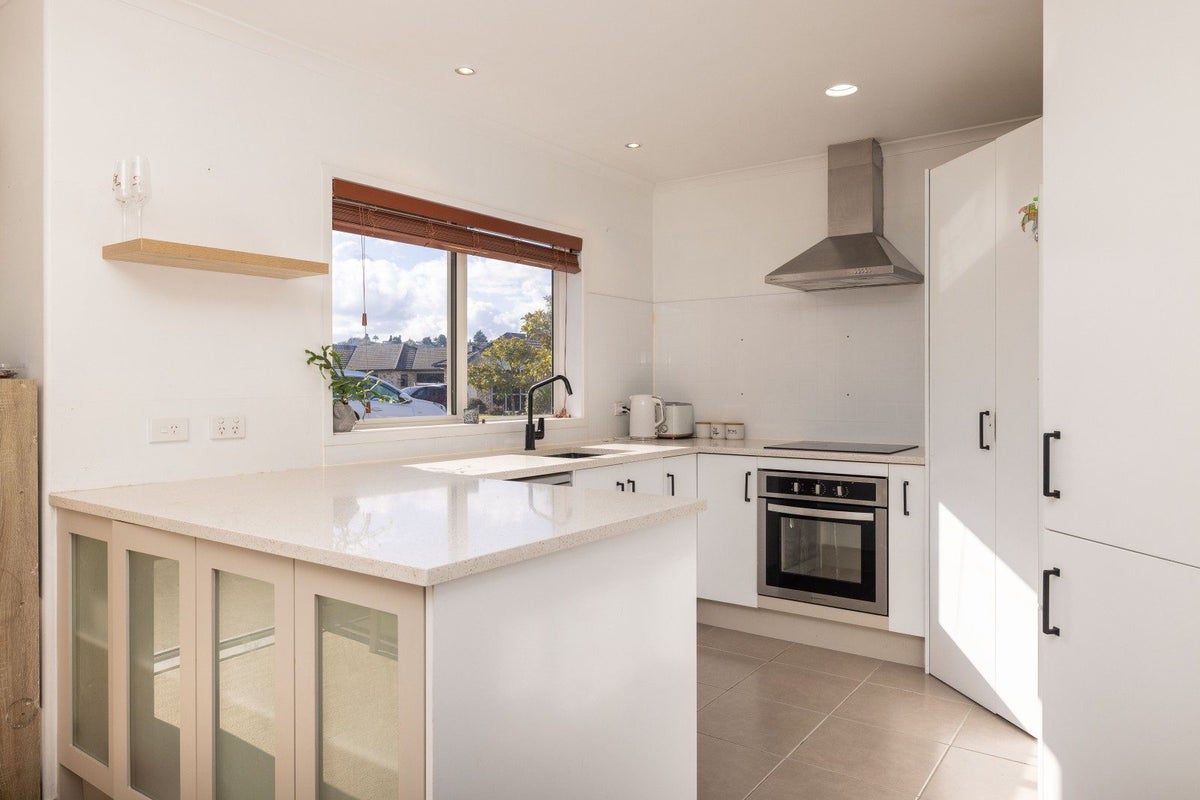 2/100 Millers Road, Brookfield, Tauranga - Carousel 2