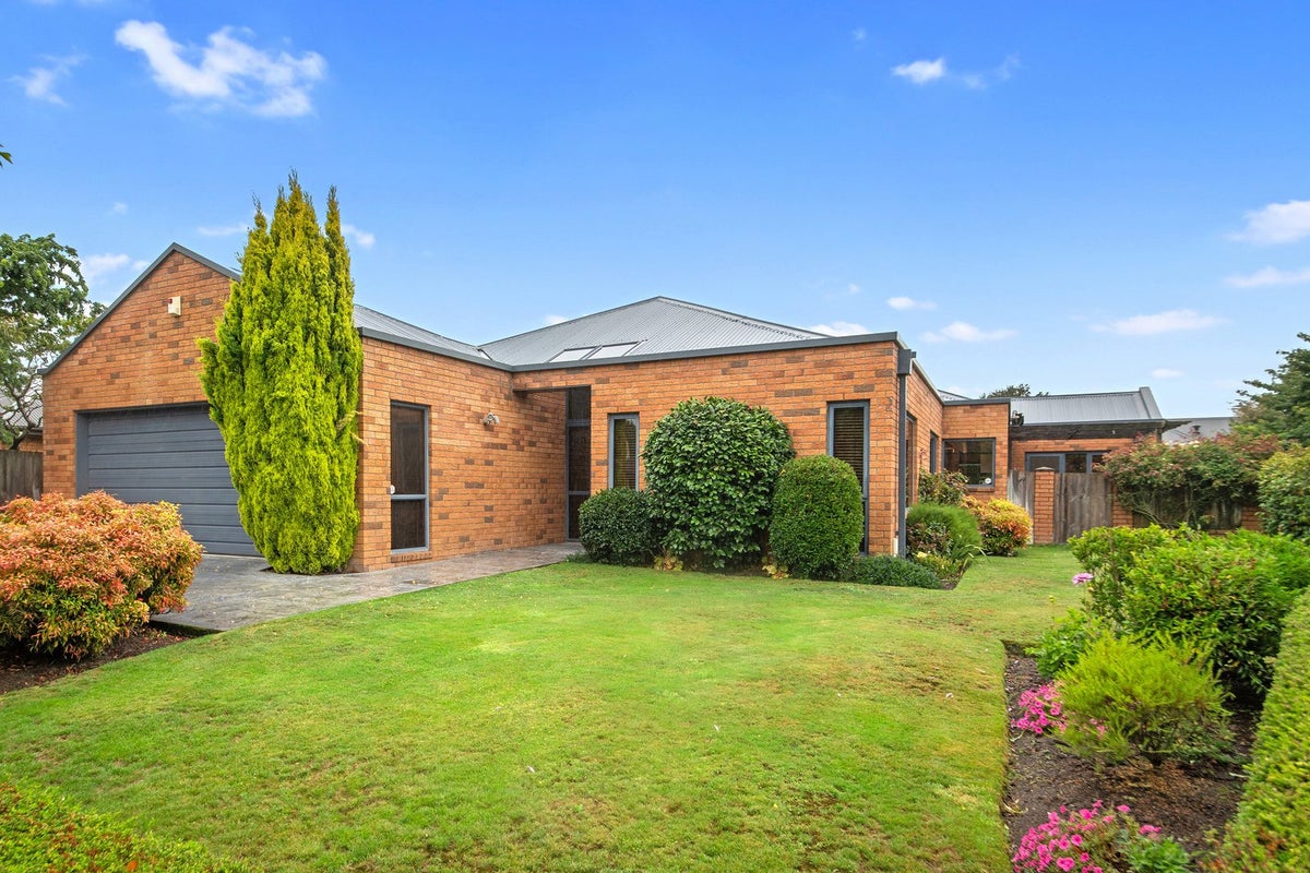 16 Aylsham Lane, Casebrook, Christchurch - Carousel 1