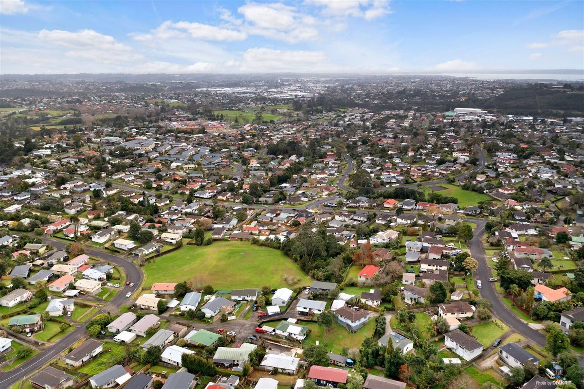 46 Maywood Crescent, Glen Eden, Auckland - Carousel 18