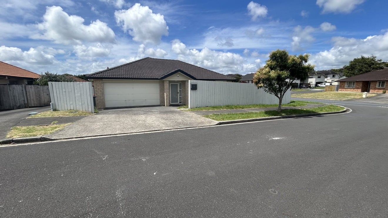 1 Orbit Place, Flat Bush, Auckland - Carousel 1
