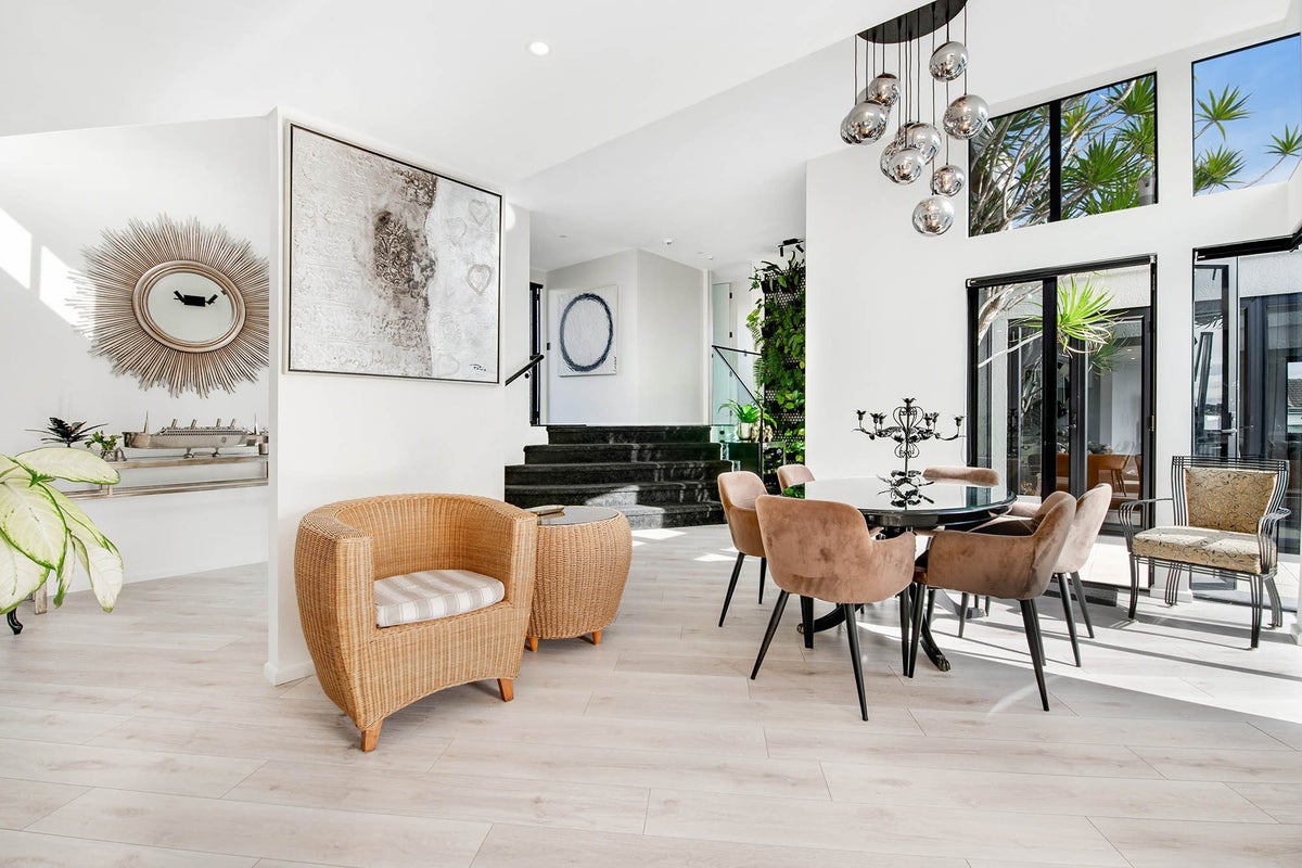 1 Pacific Parade, Army Bay, Whangaparaoa - Carousel 2