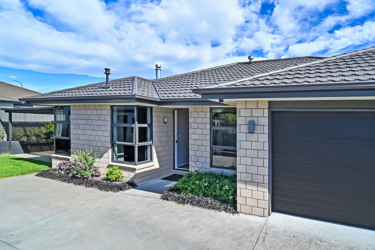 12 Begley Place, Frimley, Hastings - Carousel 1