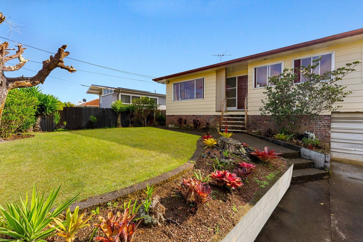 3 Michelle Place, Mangere, Auckland - Carousel 1