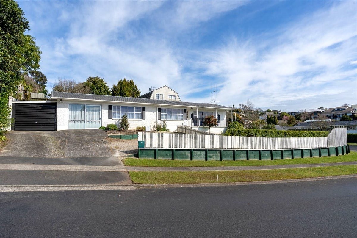 2 Lachlan Drive, Dinsdale, Hamilton - Carousel 1