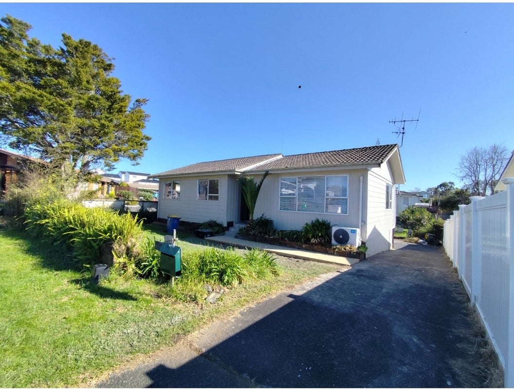 51 Bodi Place, Te Atatu South, Auckland - Carousel 1