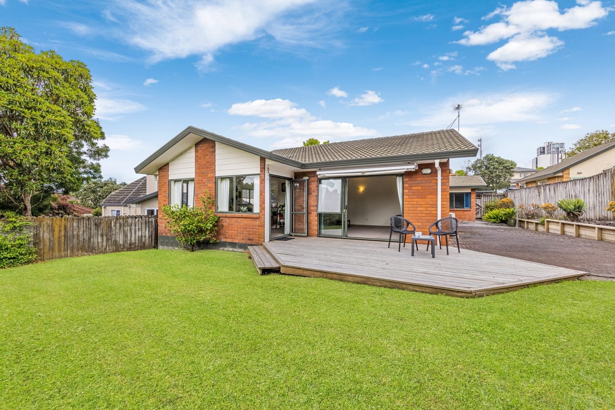 8 Millstream Drive, Henderson, Auckland - Carousel 1
