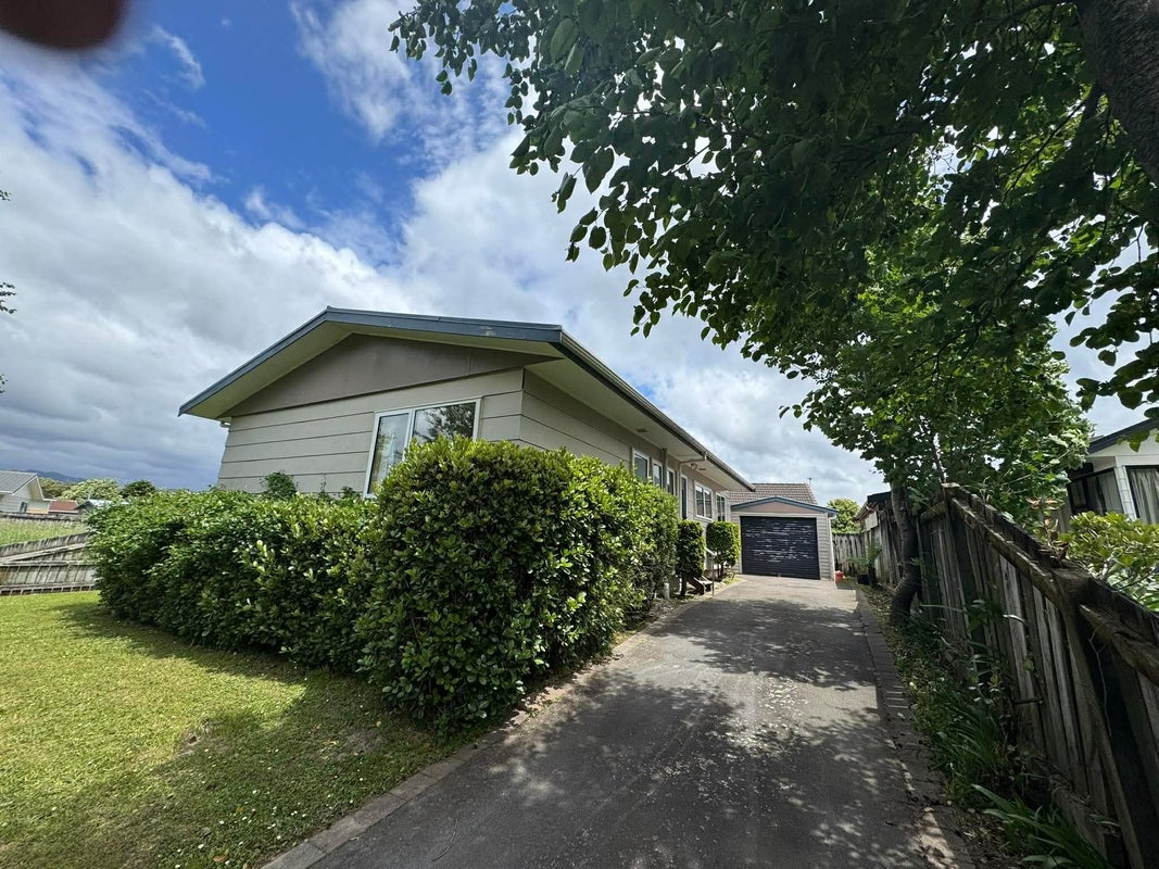 33 Delaware Grove, Totara Park, Upper Hutt - Carousel 1