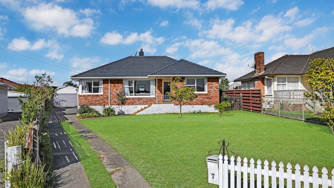 7 Cordelia Place, New Windsor, Auckland - Carousel 1