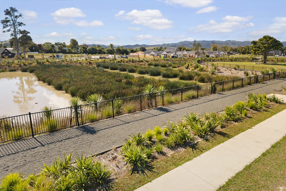 10 Arahi Road, CLEVEDON - Carousel 33