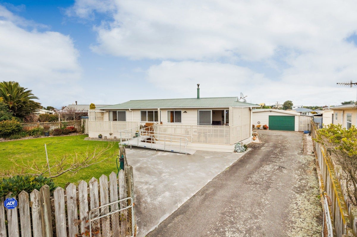 20 Thomas Place, Foxton Beach, Foxton - Carousel 1
