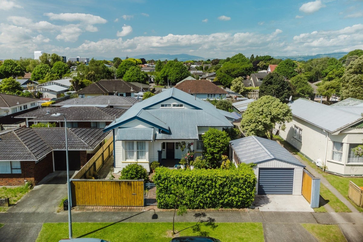 37 Hereford Street, West End, Palmerston North - Carousel 1