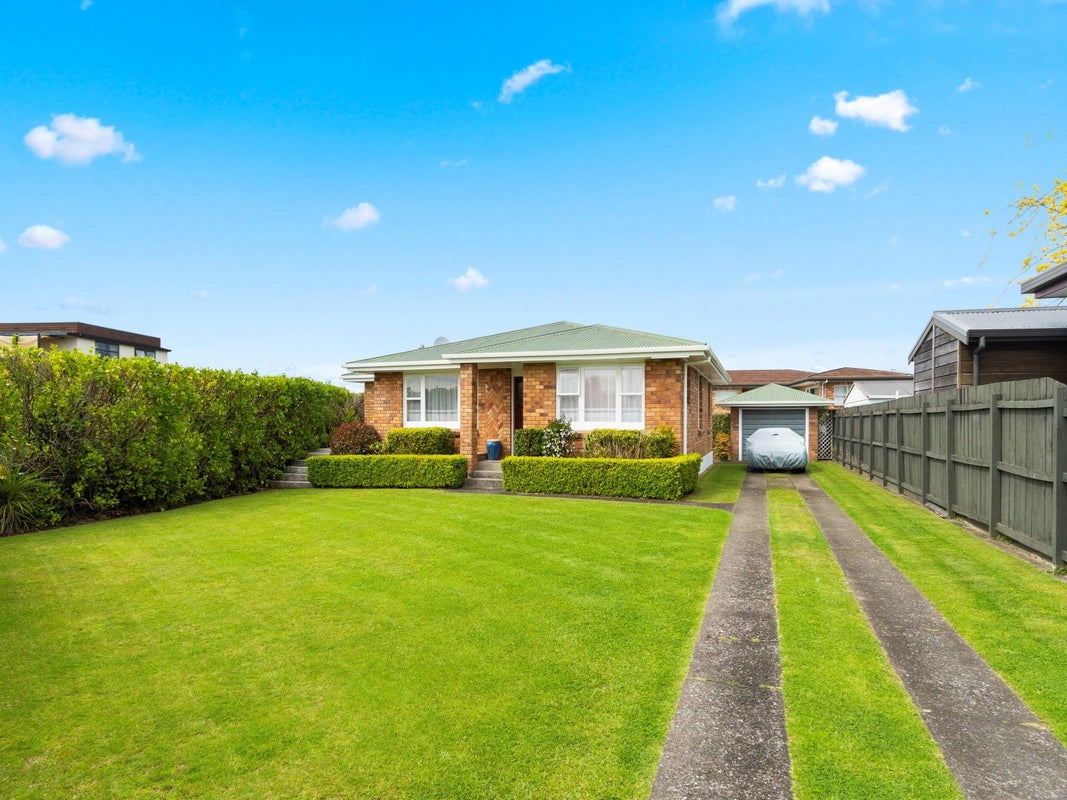 15 Darraghs Road, Brookfield, Tauranga - Carousel 1