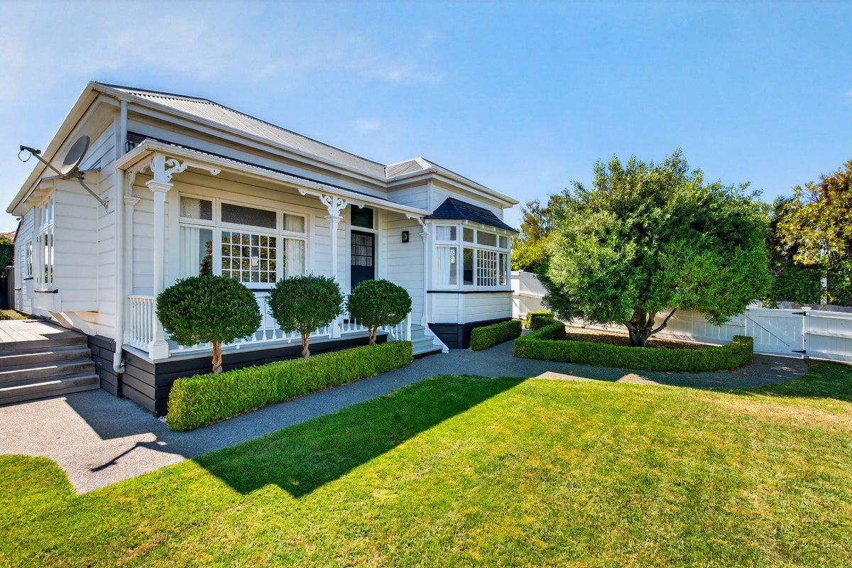 9 Cobden Crescent, Bluff Hill, Napier - Carousel 26