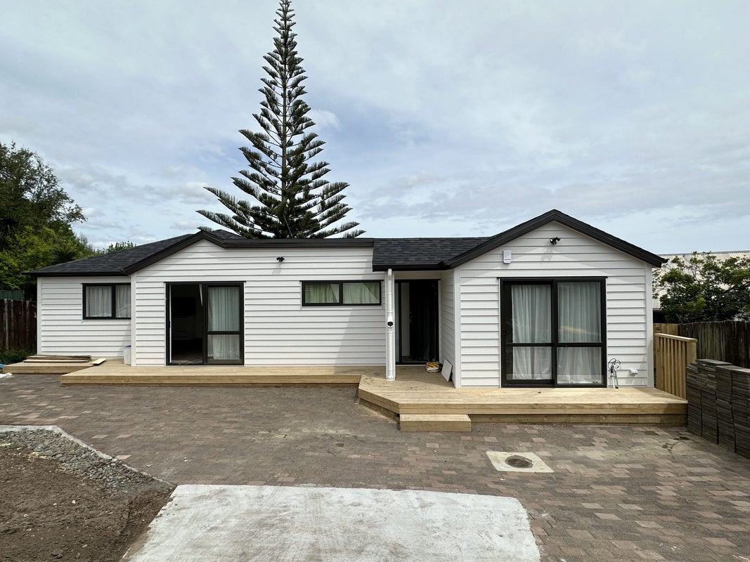 12 Lewisham Street, Highland Park, Auckland - Carousel 1